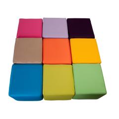Puffs individuais quadrados de cores diversas